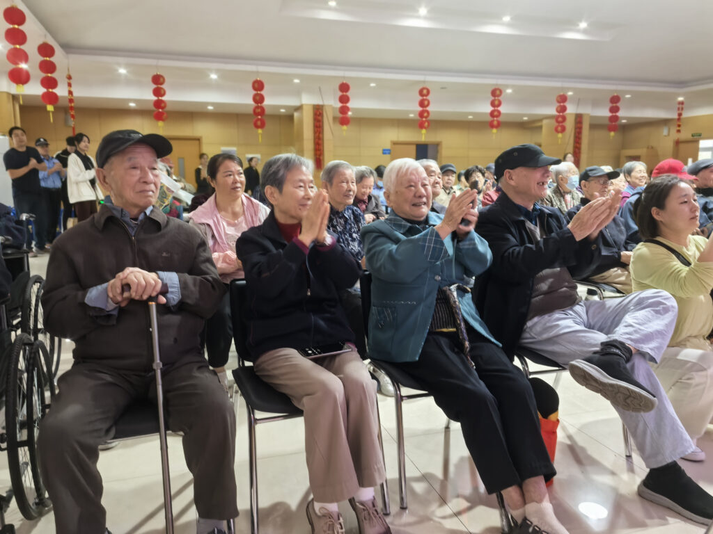 支部聯(lián)動(dòng)先鋒行 情暖重陽(yáng)獻(xiàn)愛(ài)心 | 科信聯(lián)合黨支部攜手寶韻第三黨支部共赴頤樂(lè)園敬老慰問(wèn)