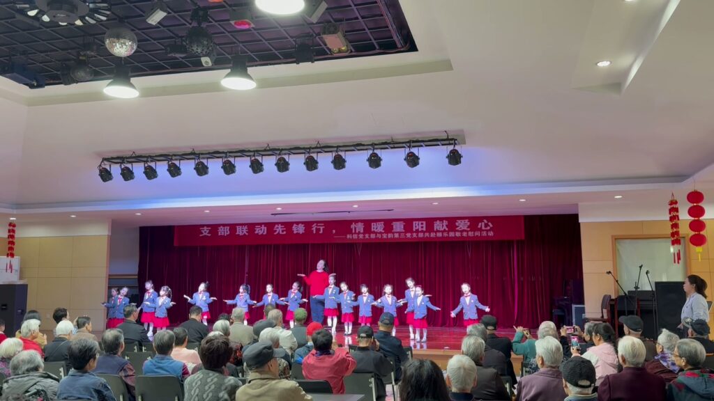 支部聯(lián)動(dòng)先鋒行 情暖重陽(yáng)獻(xiàn)愛(ài)心 | 科信聯(lián)合黨支部攜手寶韻第三黨支部共赴頤樂(lè)園敬老慰問(wèn)